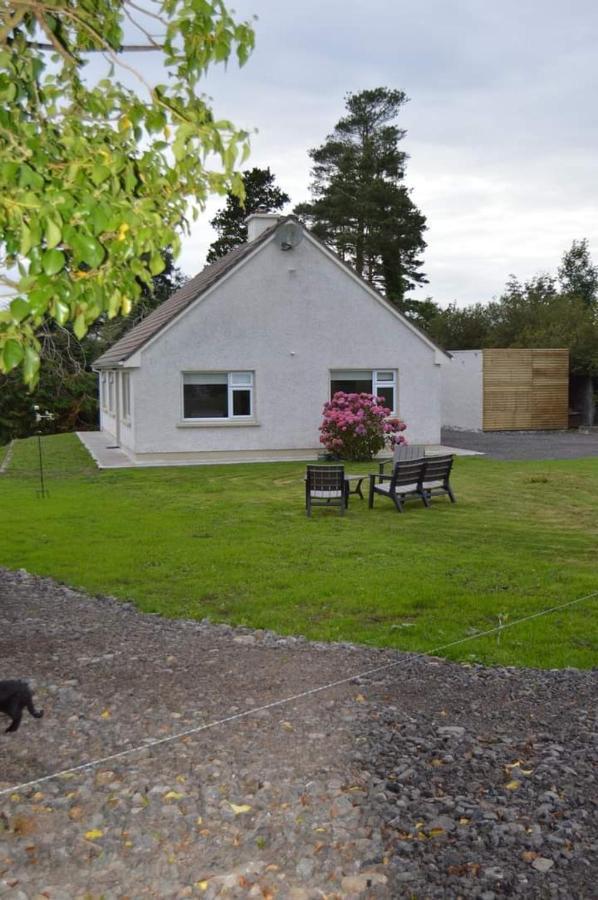 Twin Lake View - Bungalow In Pontoon Foxford Exterior photo